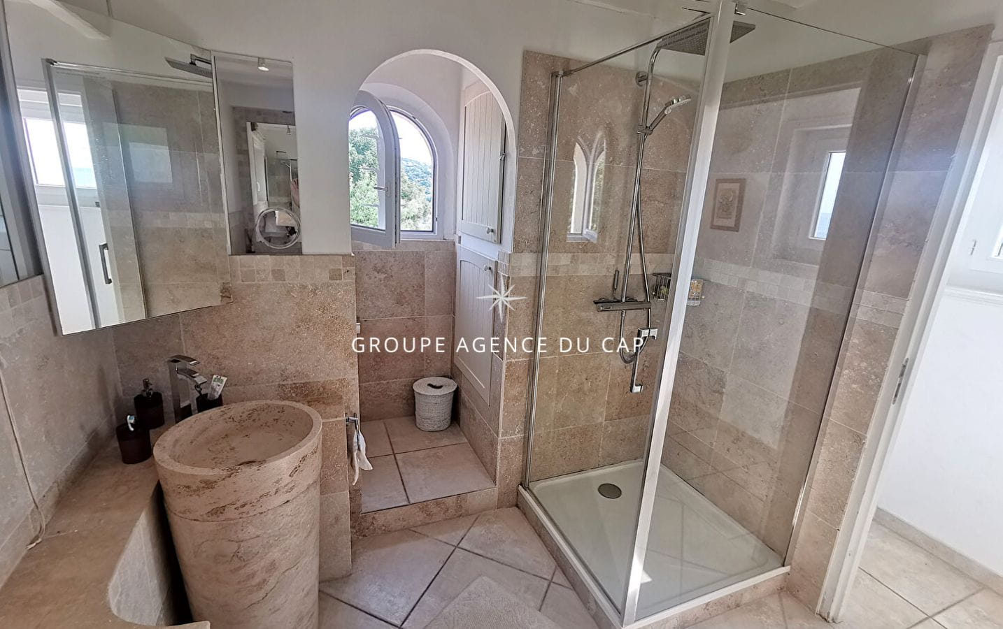 A VENDRE VILLA VUE MER 4 CHAMBRES AVEC STUDIO INDEPENDANT – PISCINE – LES ISSAMBRES Image 11