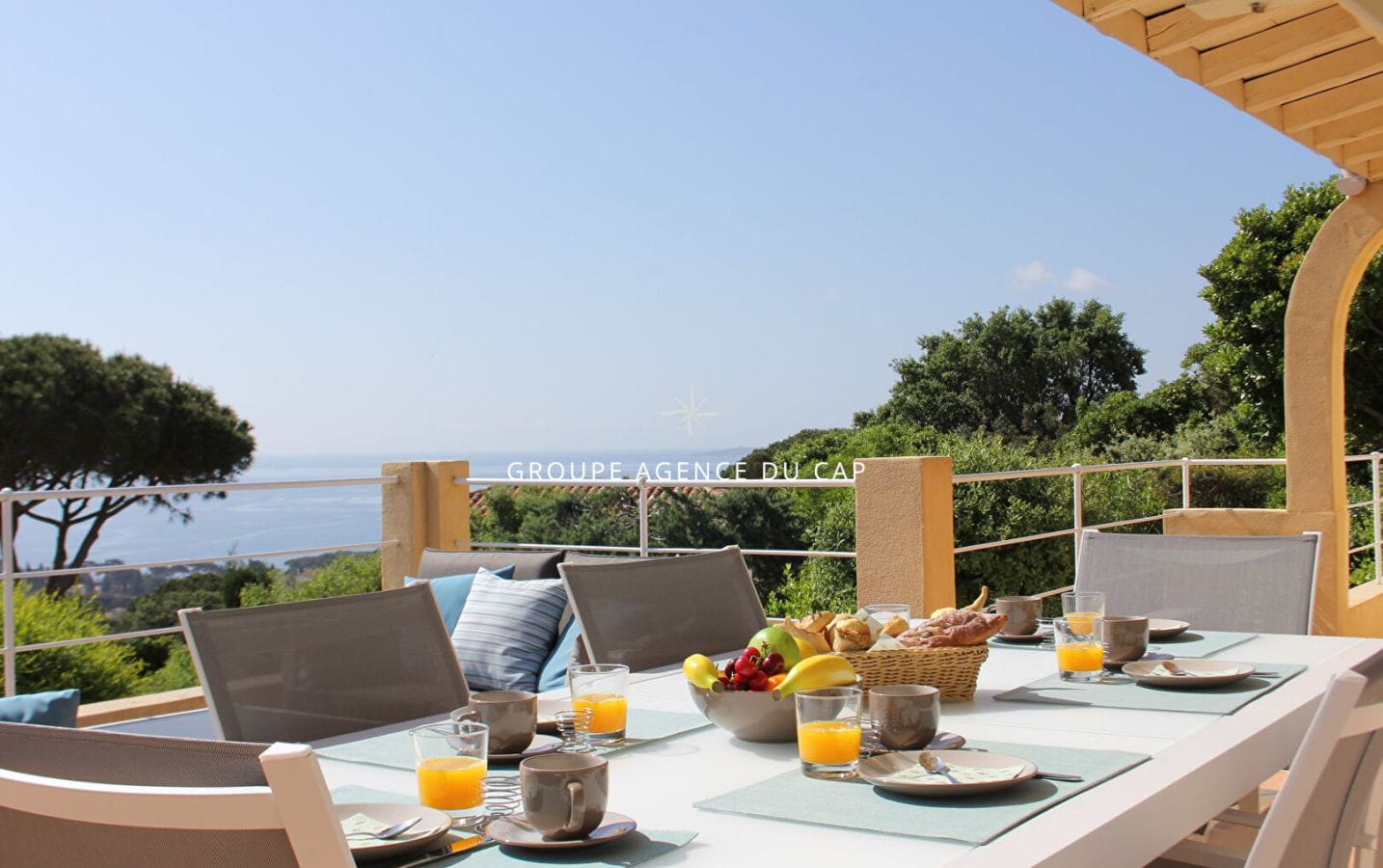 A VENDRE VILLA VUE MER 4 CHAMBRES AVEC STUDIO INDEPENDANT – PISCINE – LES ISSAMBRES Image 2