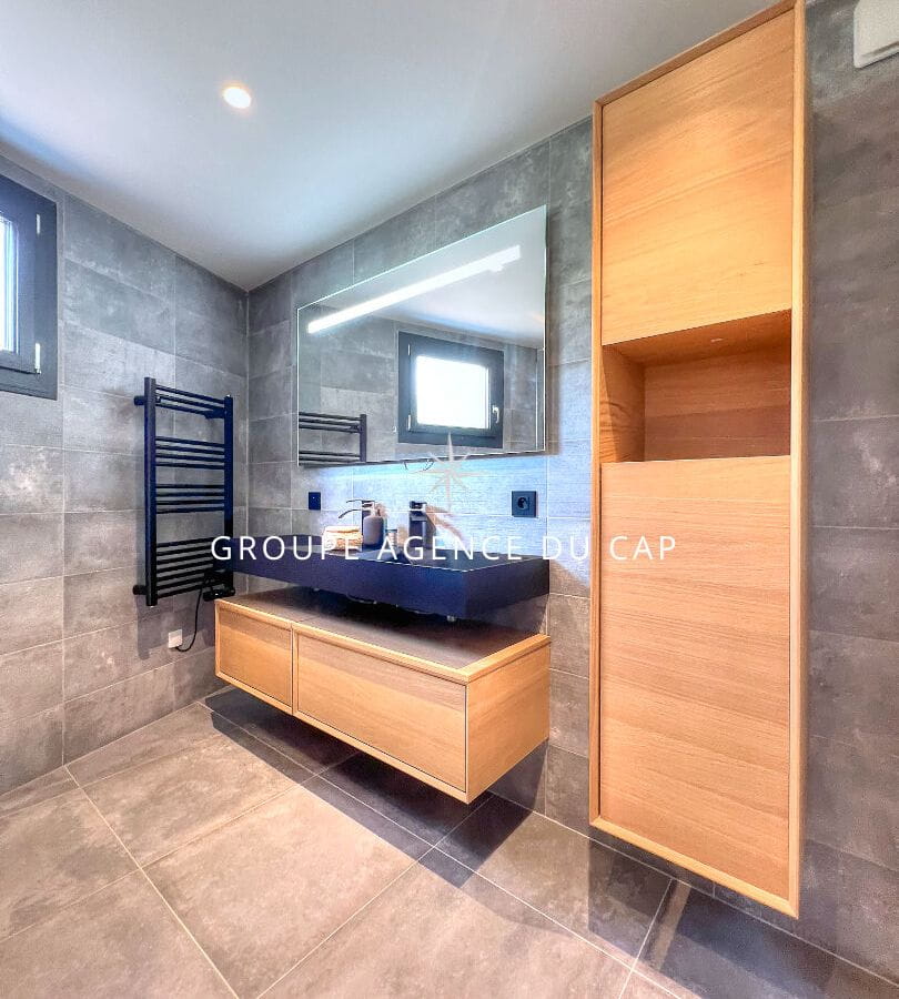 Stunning Contemporary Villa for Sale in Boulouris, Saint Raphael Image 11