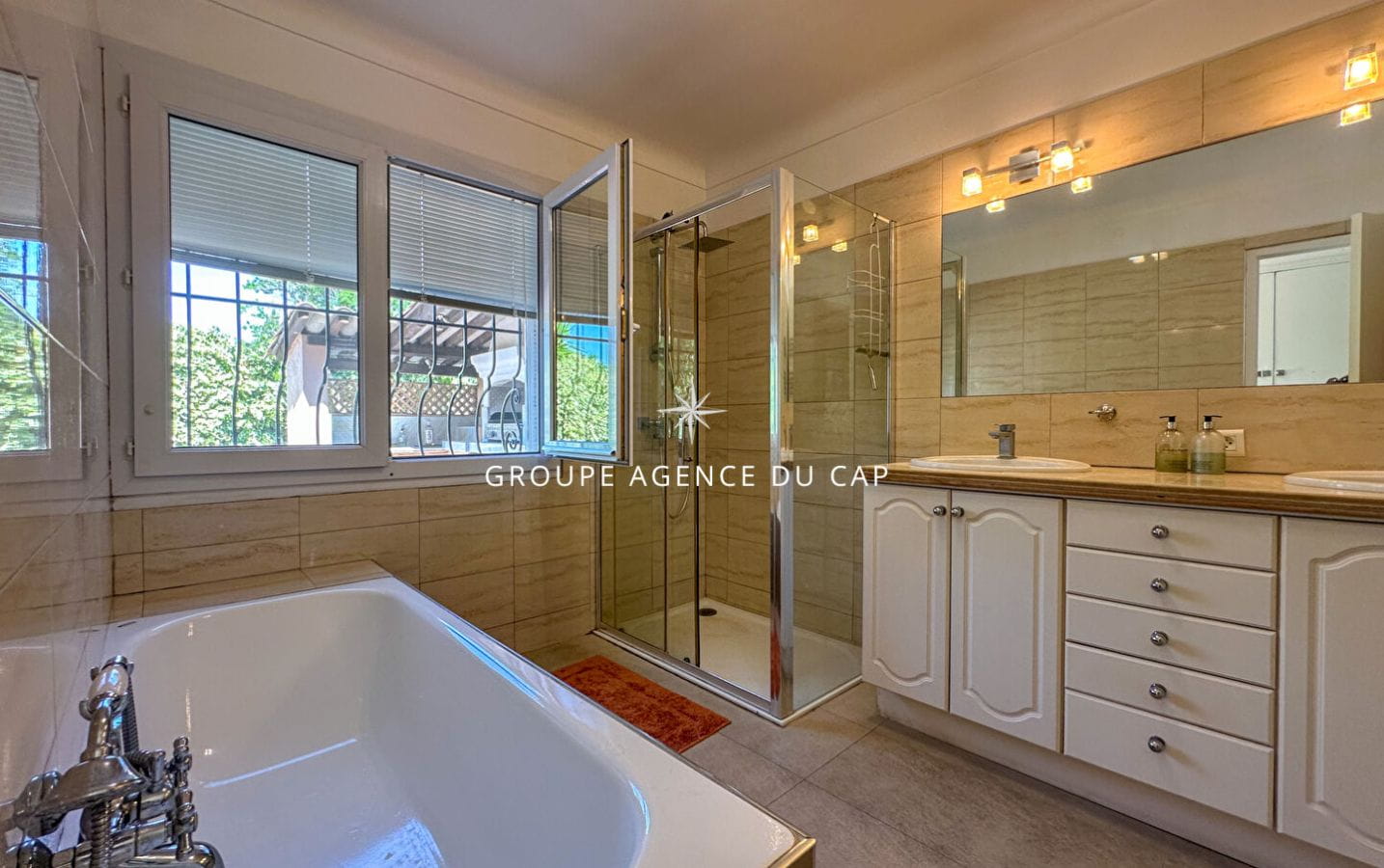 A VENDRE VILLA STYLE PROVENCALE 5 CHAMBRES VUE MER GOLFE ST-TROPEZ AUX ISSAMBRES Image 11