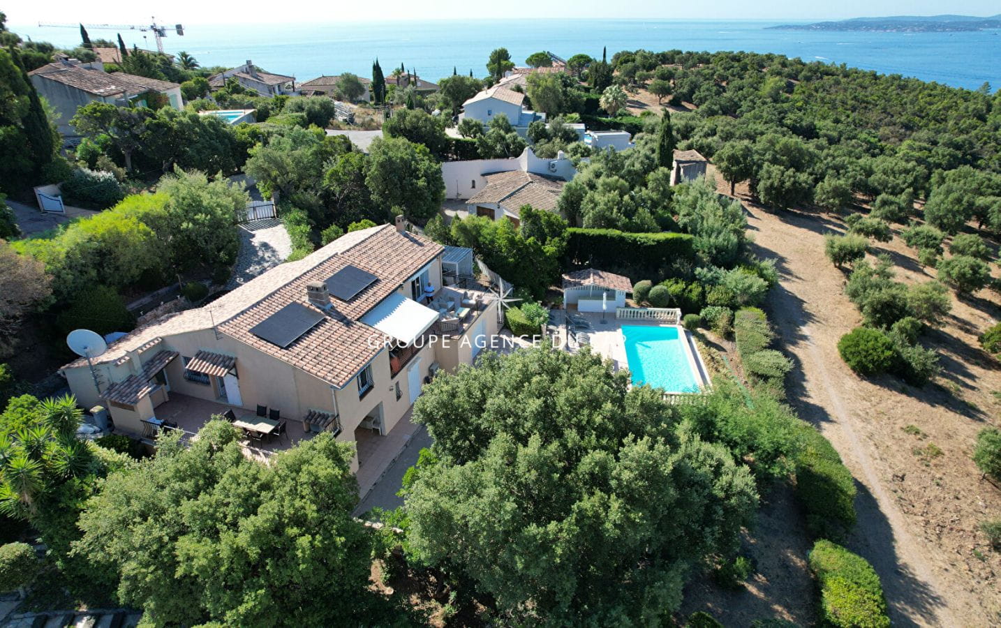 A VENDRE VILLA STYLE PROVENCALE 5 CHAMBRES VUE MER GOLFE ST-TROPEZ AUX ISSAMBRES Image 4