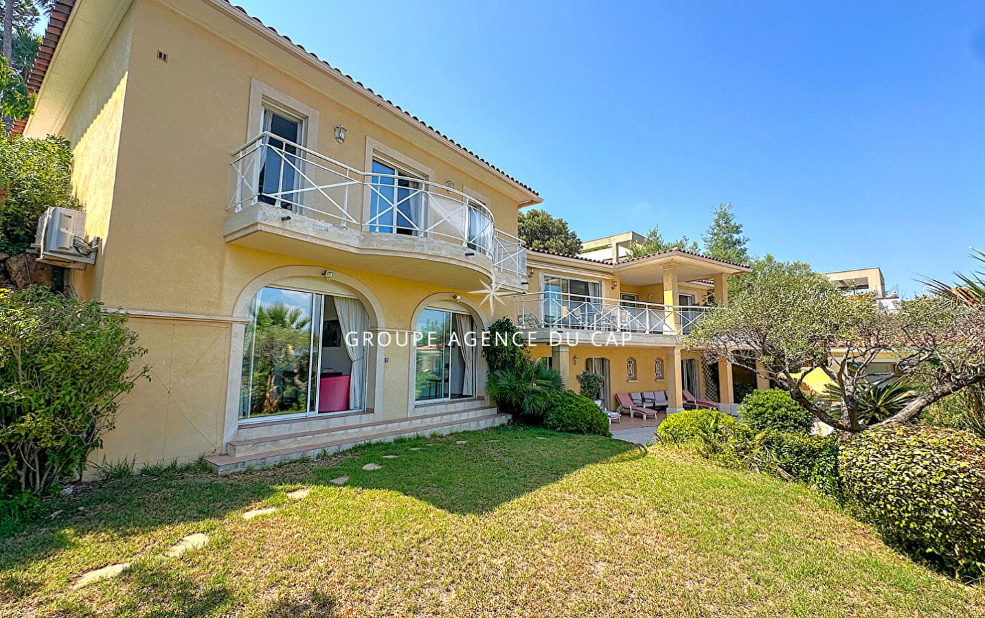 FOR SALE VILLA 215sqm VERY NICE SEA VIEW 5 EN-SUITE BEDROOMS SWIMMING POOL WITH POOLHOUSE GARAGE AND PARKING, IN LES ISSAMBRES Image 3