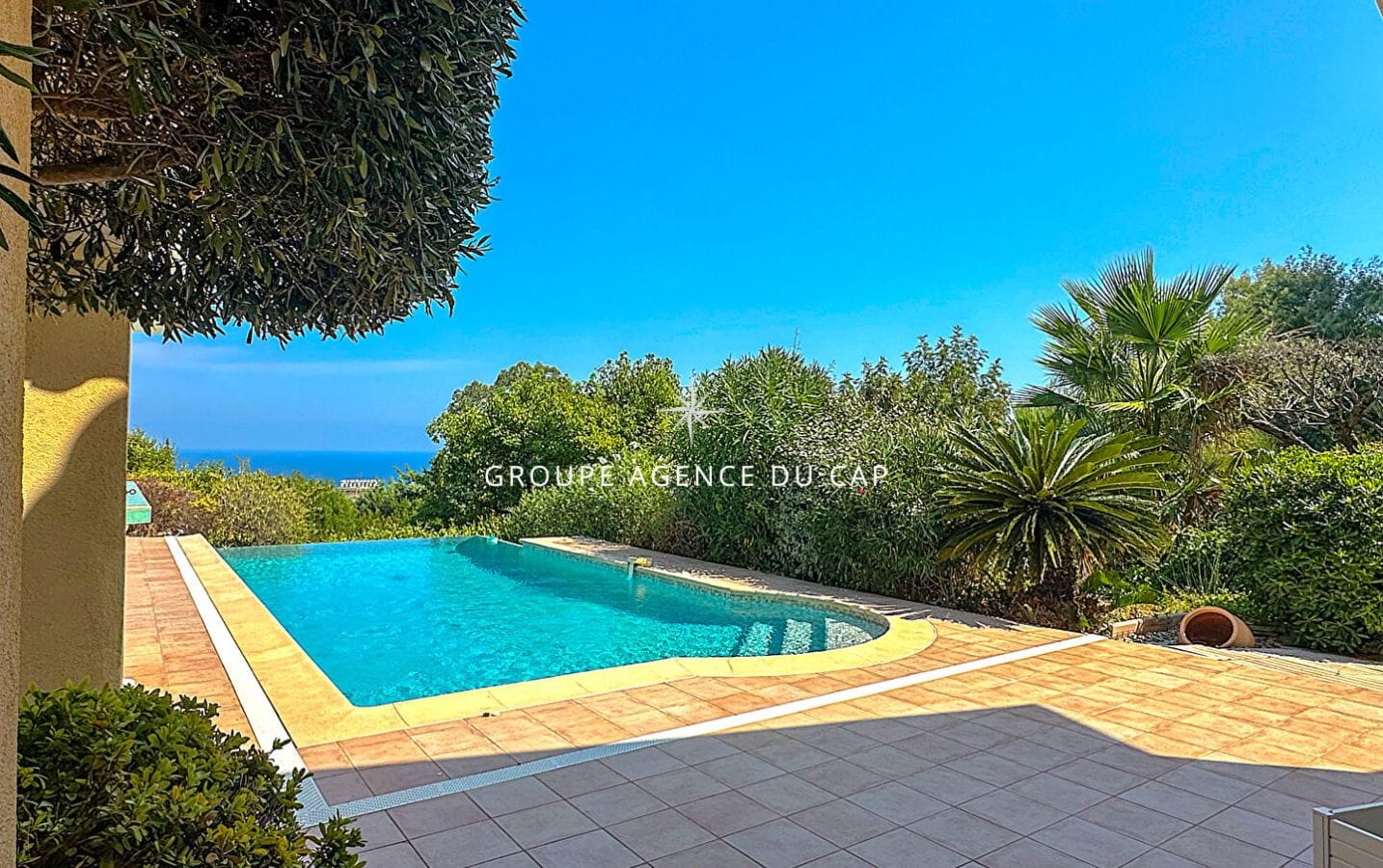 FOR SALE VILLA 215sqm VERY NICE SEA VIEW 5 EN-SUITE BEDROOMS SWIMMING POOL WITH POOLHOUSE GARAGE AND PARKING, IN LES ISSAMBRES Image 4