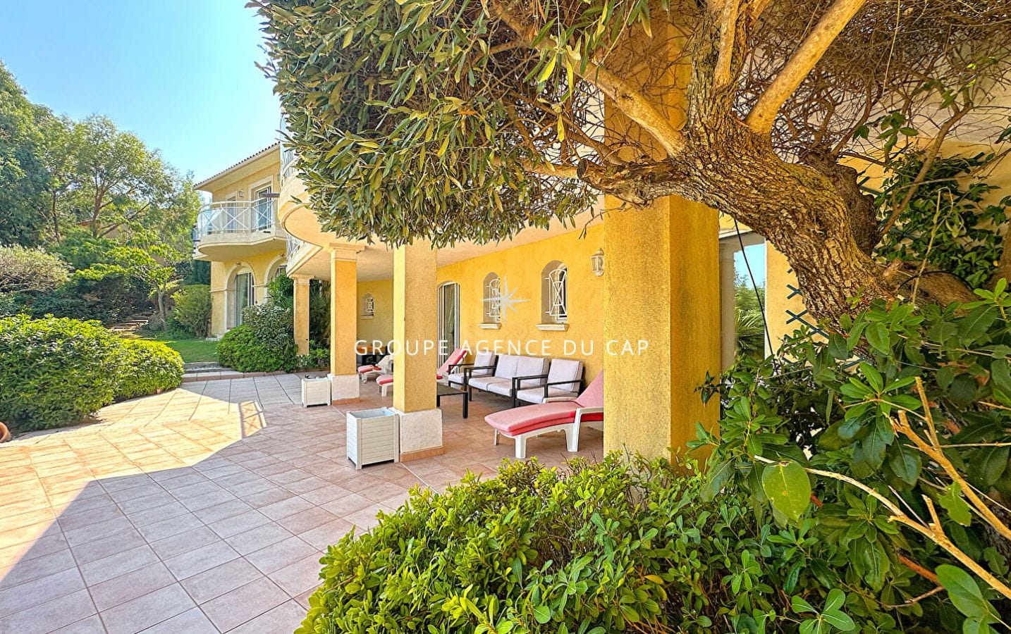 FOR SALE VILLA 215sqm VERY NICE SEA VIEW 5 EN-SUITE BEDROOMS SWIMMING POOL WITH POOLHOUSE GARAGE AND PARKING, IN LES ISSAMBRES Image 5