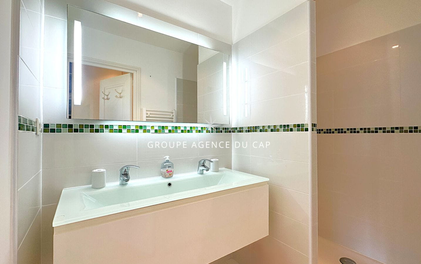 A VENDRE VILLA 215M² TRES BELLE VUE MER 5 CHAMBRES EN SUITE  PISCINE AVEC POOLHOUSE GARAGE ET PARKINGS, AUX ISSAMBRES Image 15