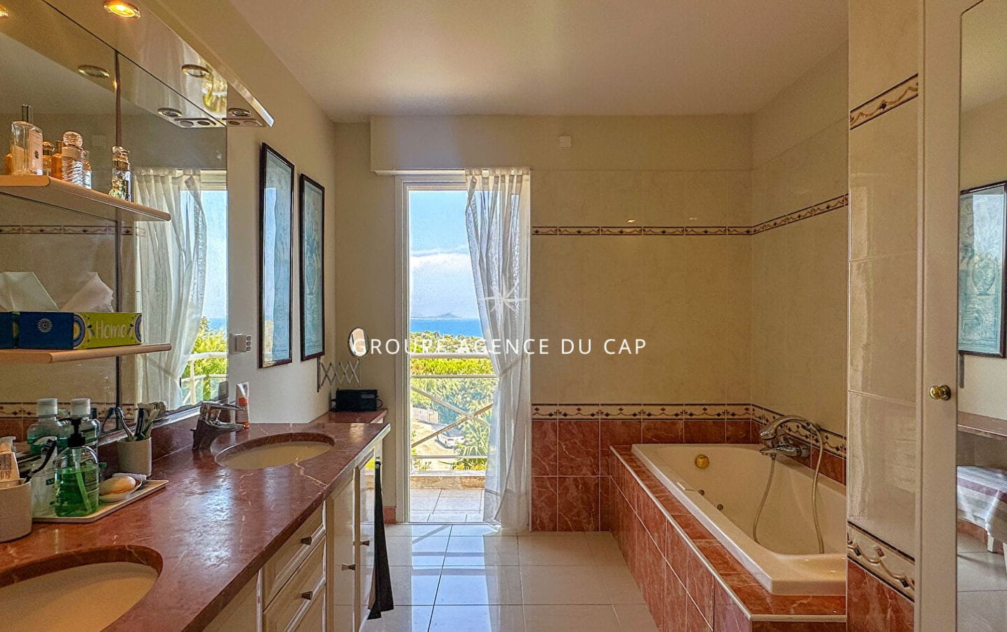 A VENDRE VILLA 215M² TRES BELLE VUE MER 5 CHAMBRES EN SUITE  PISCINE AVEC POOLHOUSE GARAGE ET PARKINGS, AUX ISSAMBRES Image 17