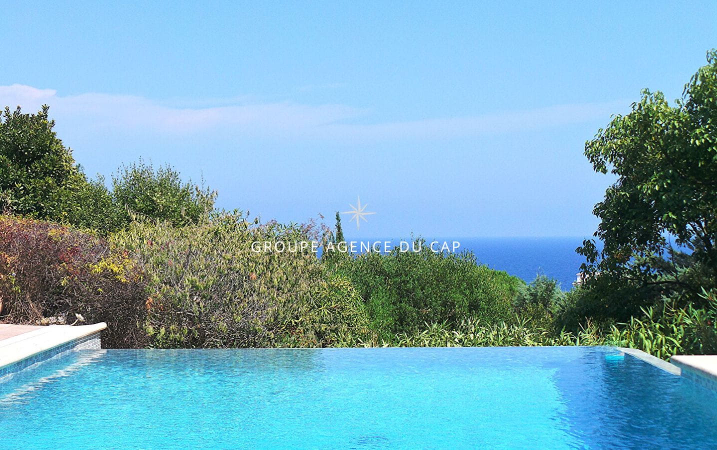 A VENDRE VILLA 215M² TRES BELLE VUE MER 5 CHAMBRES EN SUITE  PISCINE AVEC POOLHOUSE GARAGE ET PARKINGS, AUX ISSAMBRES Image 3