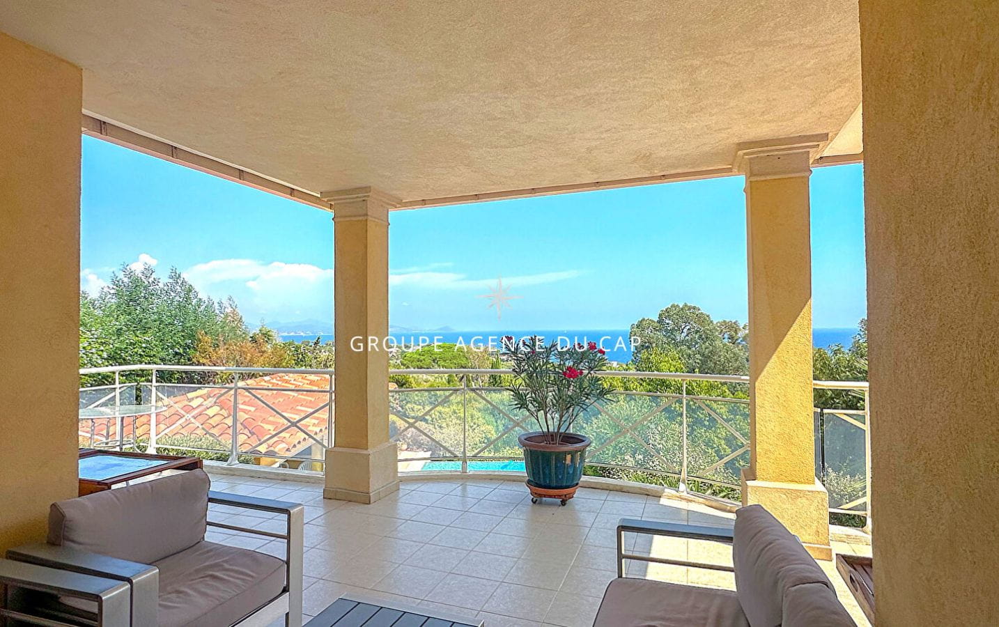 A VENDRE VILLA 215M² TRES BELLE VUE MER 5 CHAMBRES EN SUITE  PISCINE AVEC POOLHOUSE GARAGE ET PARKINGS, AUX ISSAMBRES Image 4