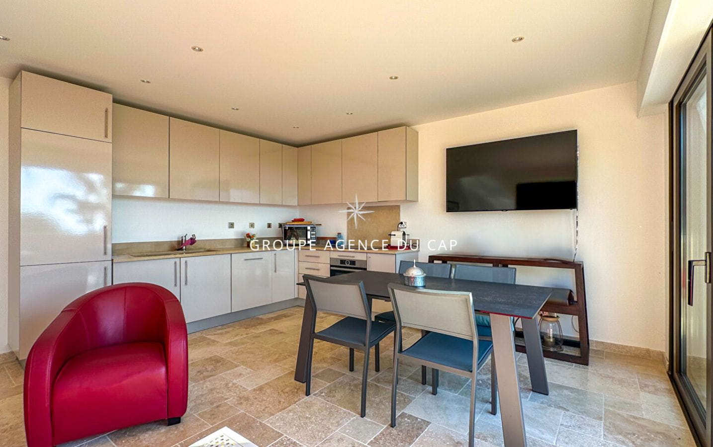 APPARTEMENT TYPE T3 DE 62 M2 AVEC 2 CHAMBRES ET 2 PLACES DE PARKING, A PIEDS DES PLAGES DES ISSAMBRES Image 4