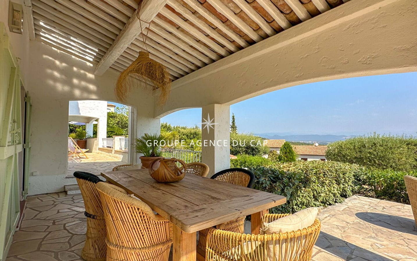 EXCLUSIVITE A VENDRE VILLA STYLE PROVENCAL 5 CHAMBRES PISCINE GARAGE VUE MER À SAINT-AYGULF Image 5