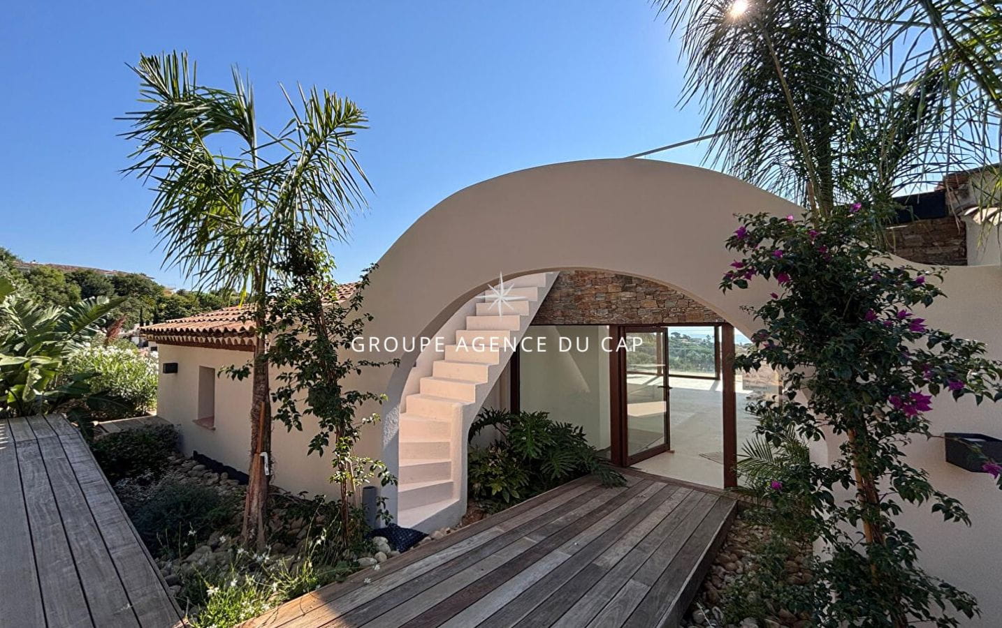 FOR SALE TWO CONTEMPORARY PROPERTIES WITH SEA VIEWS ON THE GULF OF SAINT TROPEZ, 7 BEDROOMS, IN SAINTE MAXIME Image 12