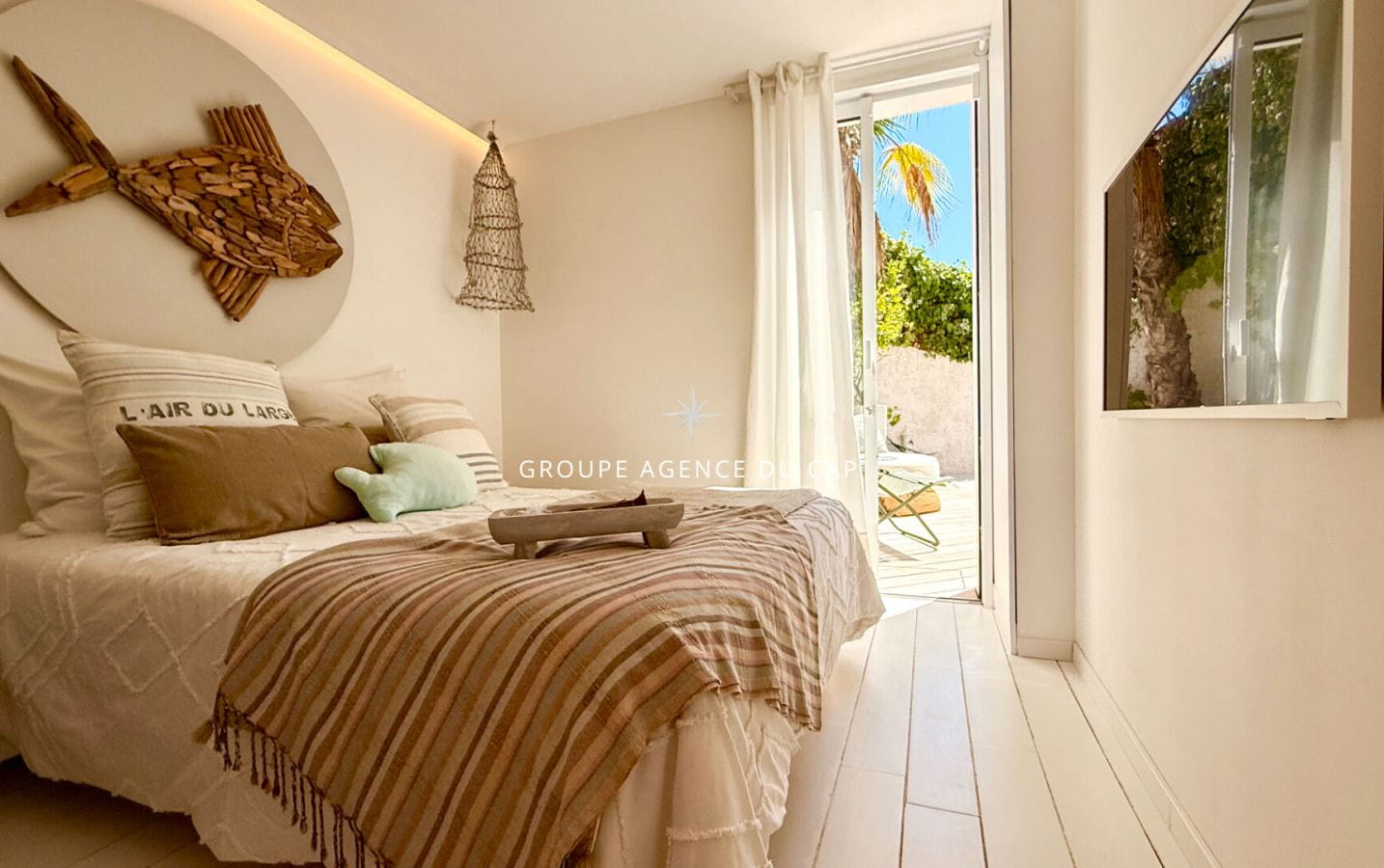 CENTRE AND BEACH ON FOOT SEA VIEW VILLA WITH POOL AND PRIVATE PLACE Image 12