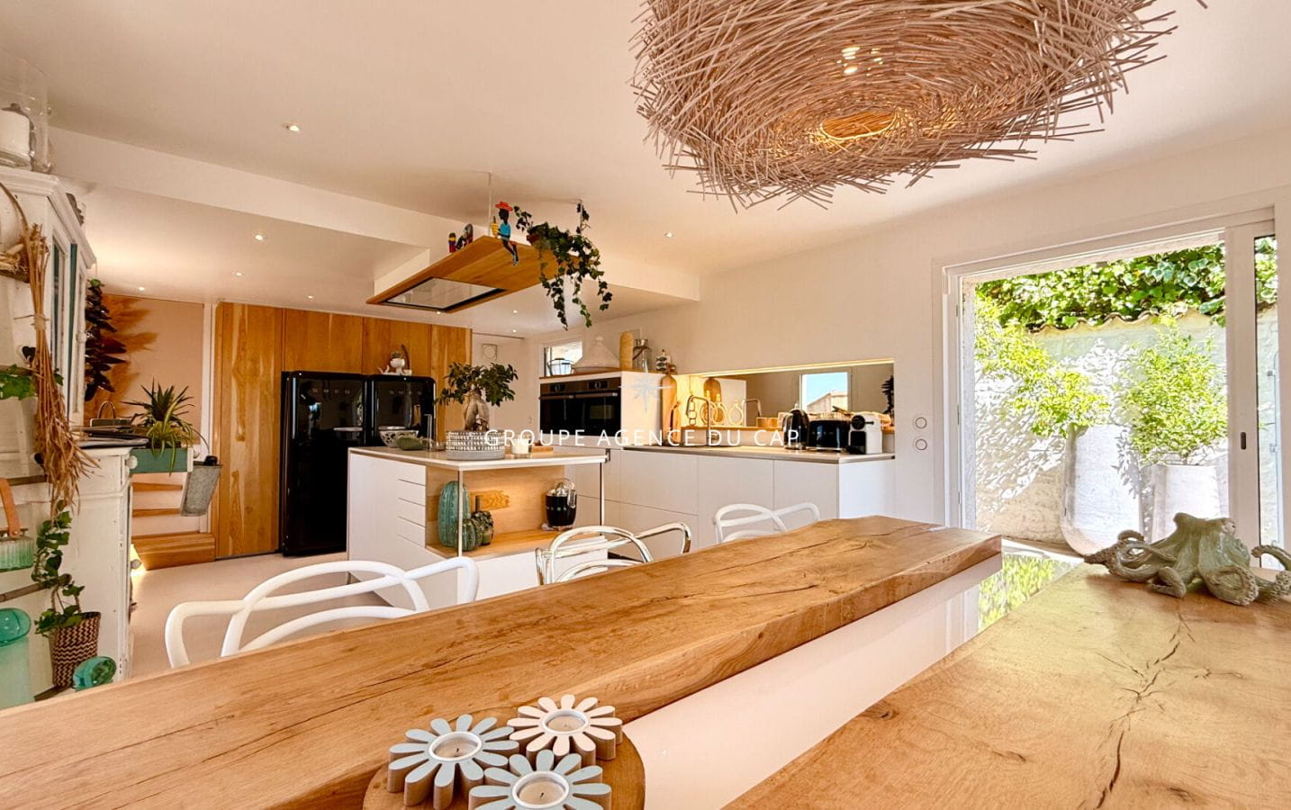 CENTRE AND BEACH ON FOOT SEA VIEW VILLA WITH POOL AND PRIVATE PLACE Image 2