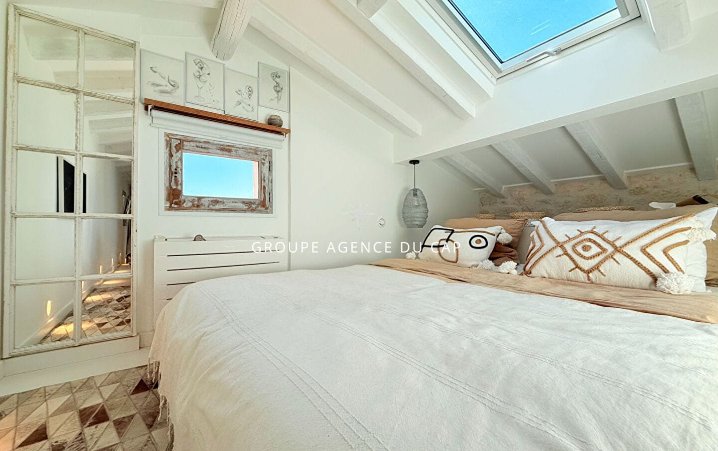 CENTRE AND BEACH ON FOOT SEA VIEW VILLA WITH POOL AND PRIVATE PLACE Image 6