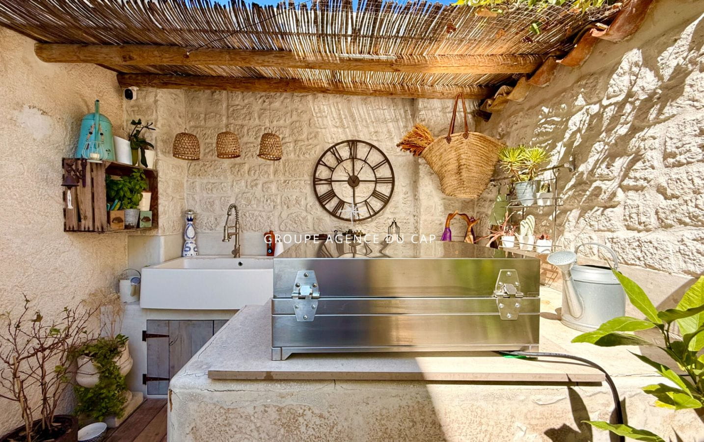 CENTRE AND BEACH ON FOOT SEA VIEW VILLA WITH POOL AND PRIVATE PLACE Image 9