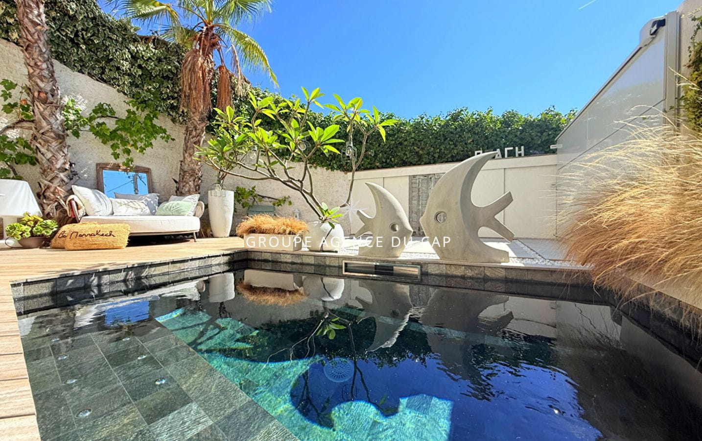 CENTRE AND BEACH ON FOOT SEA VIEW VILLA WITH POOL AND PRIVATE PLACE, LES ISSAMBRES Image 1