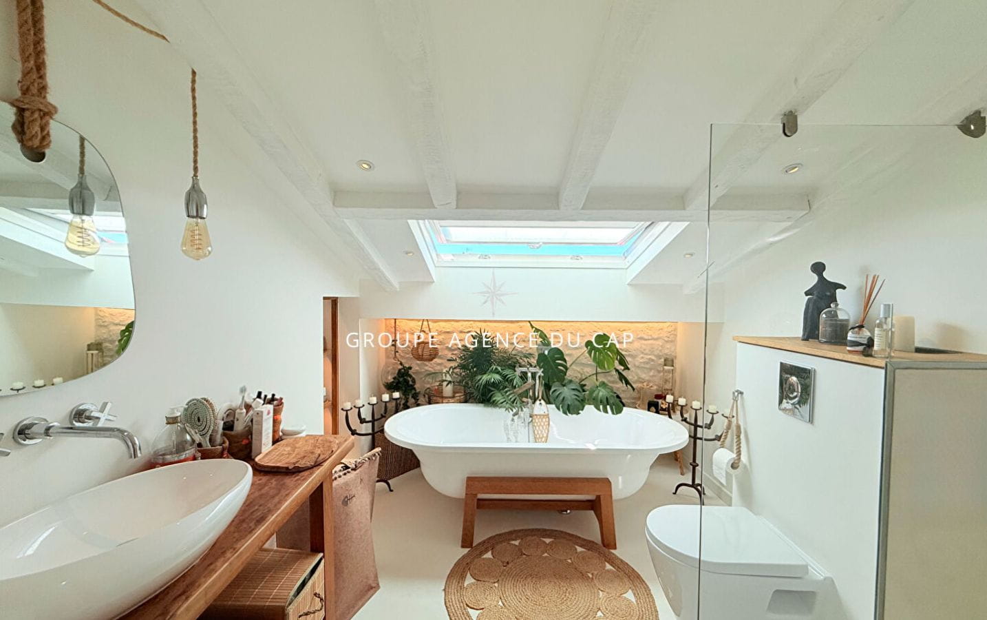 CENTRE AND BEACH ON FOOT SEA VIEW VILLA WITH POOL AND PRIVATE PLACE, LES ISSAMBRES Image 7