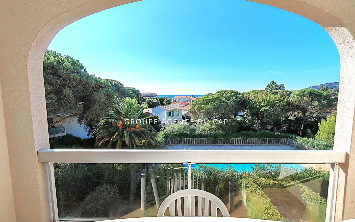 EXCLUSIVE – FOR SALE 2-ROOM APARTMENT WITH SEA VIEW IN RESIDENCE WITH POOL – CELLAR AND PARKING – 200M FROM THE SEA AND 600M FROM THE TOWN CENTER OF SAINT AYGULF Image 1