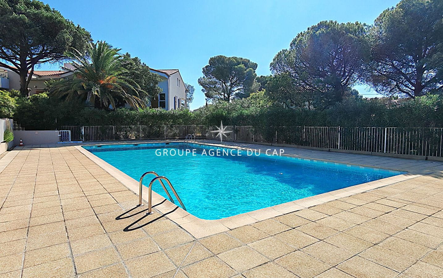 OFFRE AU PRIX RECUE – EXCLUSIVITE A VENDRE APPARTEMENT 2 PIECES VUE MER DANS RESIDENCE AVEC PISCINE CAVE ET PARKING, A 200M DE LA MER ET 600M DU CENTRE VILLE DE SAINT AYGULF Image 2