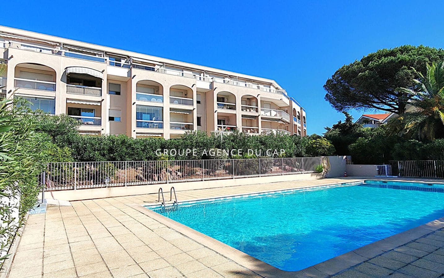 OFFRE AU PRIX RECUE – EXCLUSIVITE A VENDRE APPARTEMENT 2 PIECES VUE MER DANS RESIDENCE AVEC PISCINE CAVE ET PARKING, A 200M DE LA MER ET 600M DU CENTRE VILLE DE SAINT AYGULF Image 9