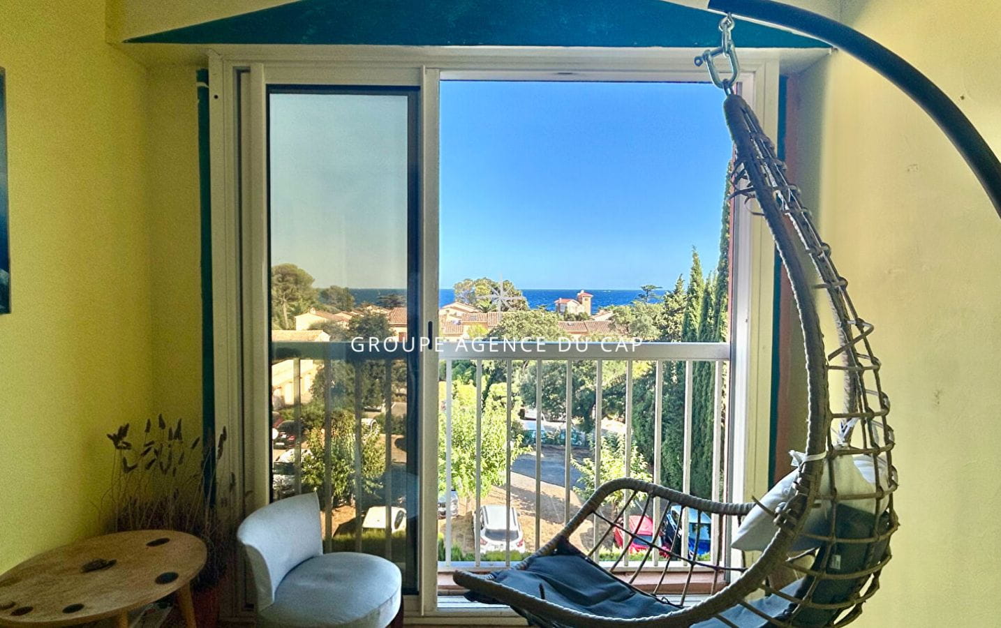 APPARTEMENT T2 AVEC GARAGE A PIED DES COMMERCES ET DES PLAGES DE SAINT AYGULF Image 1