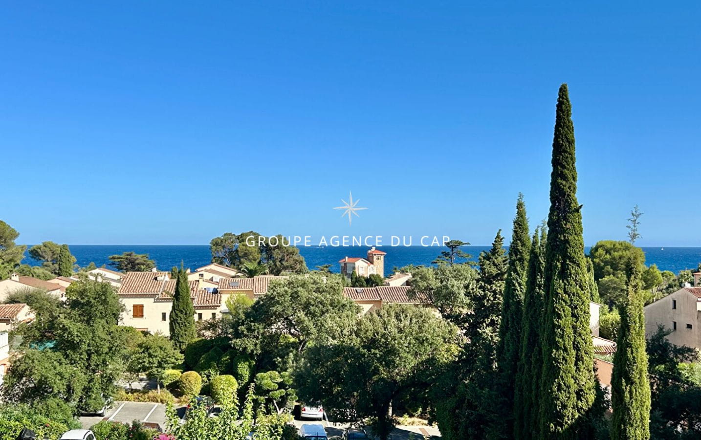 APPARTEMENT T2 AVEC GARAGE A PIED DES COMMERCES ET DES PLAGES DE SAINT AYGULF Image 0