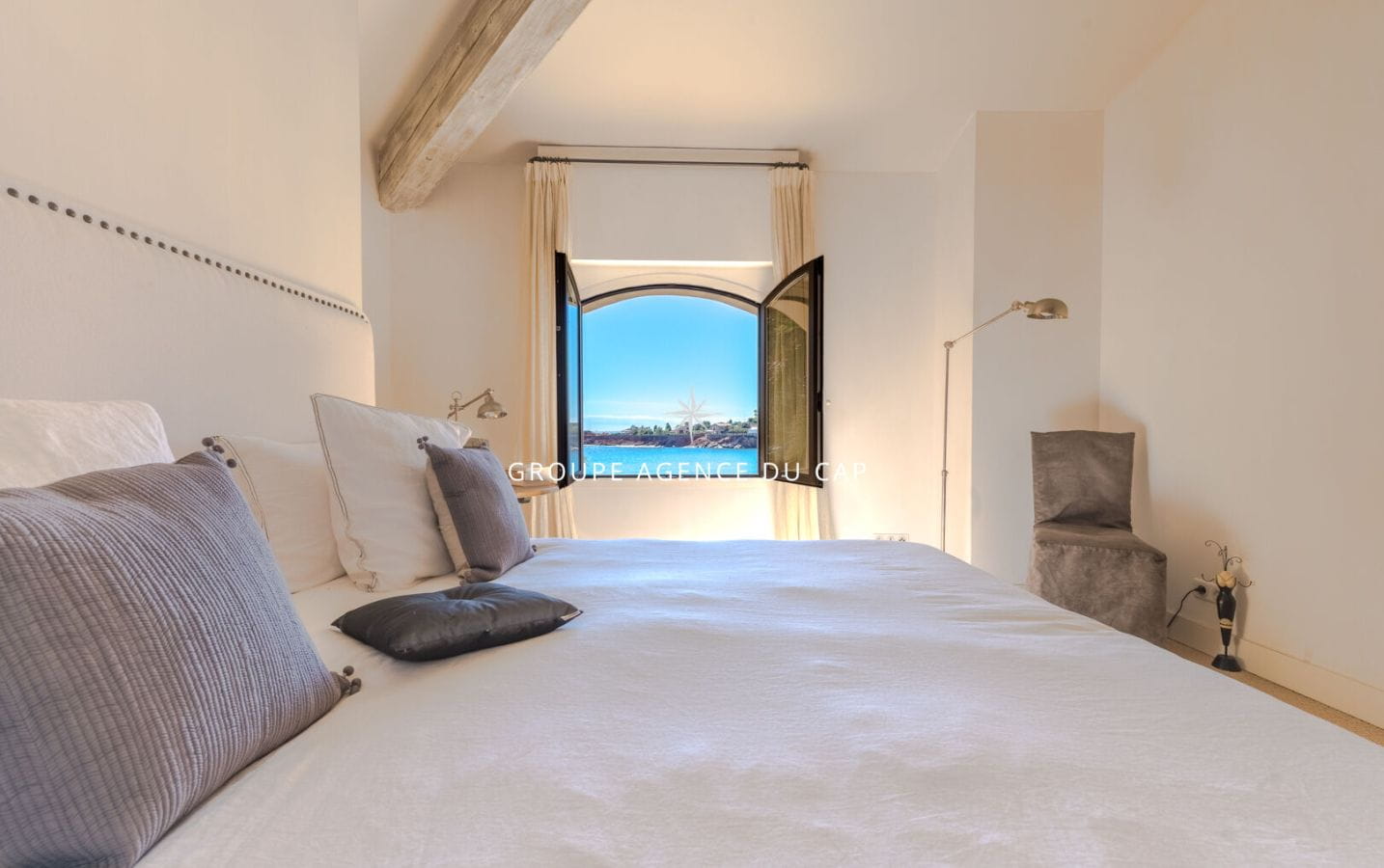 SAINT RAPHAEL ANTHEOR VILLA PIEDS DANS L’ EAU AVEC ACCES PRIVE A LA PLAGE Image 10