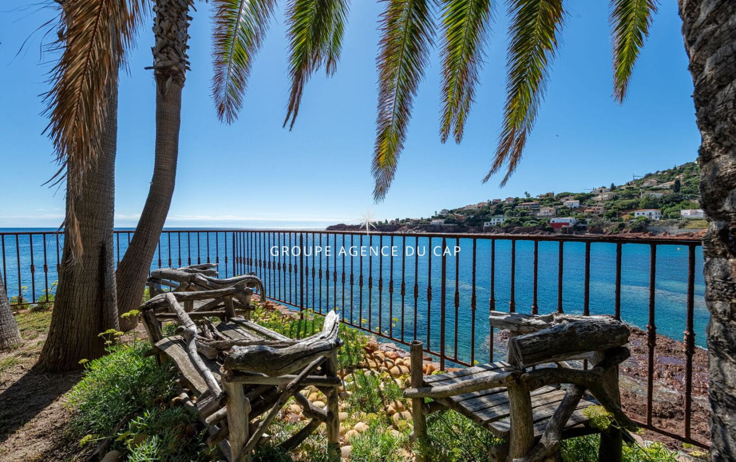 SAINT RAPHAEL ANTHEOR VILLA PIEDS DANS L’ EAU AVEC ACCES PRIVE A LA PLAGE Image 12