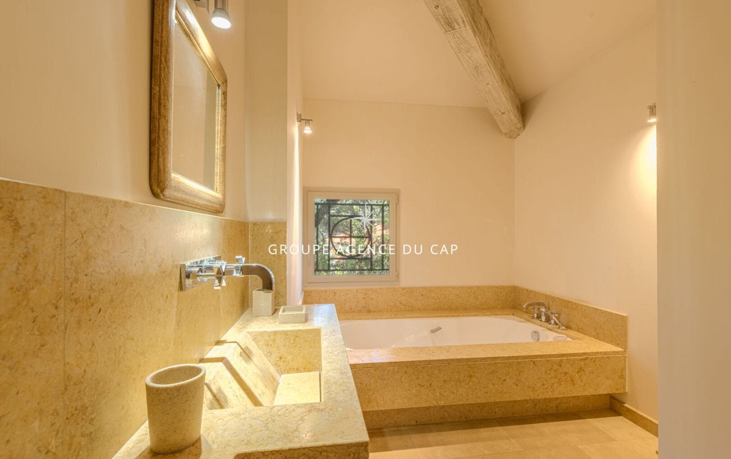 SAINT RAPHAEL ANTHEOR VILLA PIEDS DANS L’ EAU AVEC ACCES PRIVE A LA PLAGE Image 17