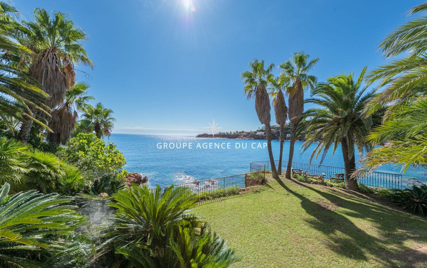 SAINT RAPHAEL ANTHEOR VILLA PIEDS DANS L’ EAU AVEC ACCES PRIVE A LA PLAGE Image 2