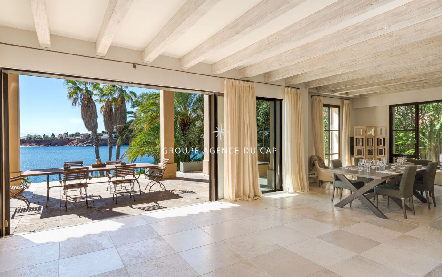 SAINT RAPHAEL ANTHEOR VILLA PIEDS DANS L’ EAU AVEC ACCES PRIVE A LA PLAGE Image 3