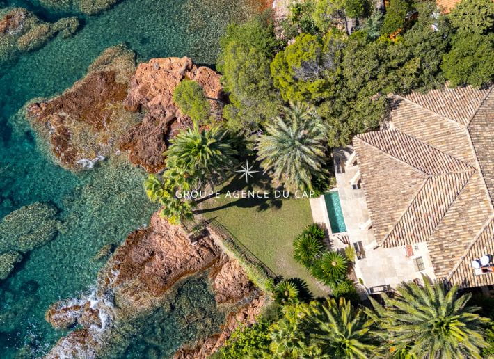 SAINT RAPHAEL ANTHEOR VILLA PIEDS DANS L’ EAU AVEC ACCES PRIVE A LA PLAGE