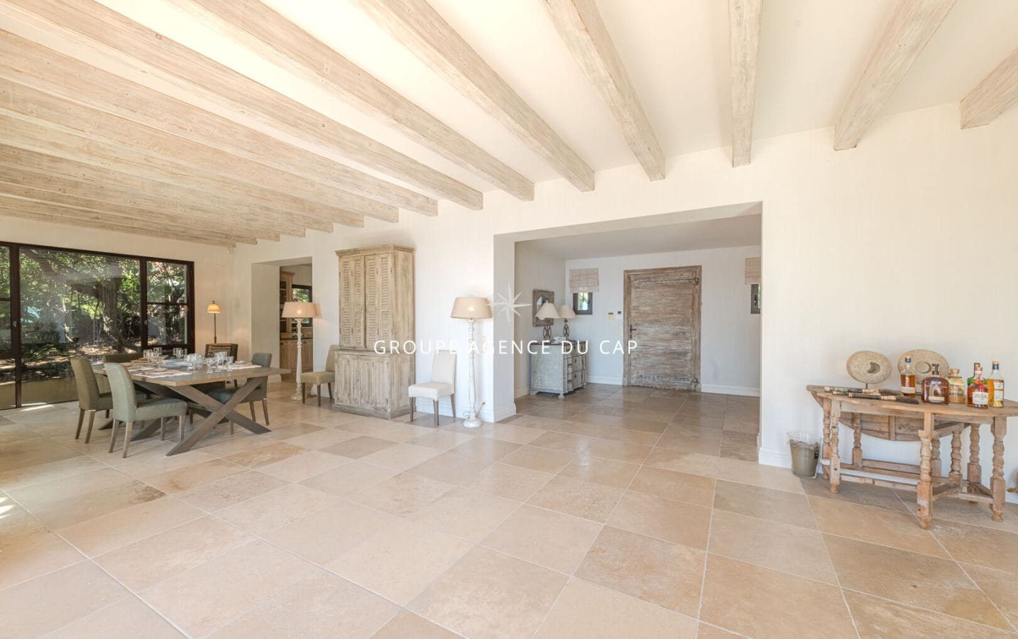 SUPERBE VILLA PIEDS DANS L&rsquo; EAU AVEC ACCES PRIVE A LA PLAGE Image 12