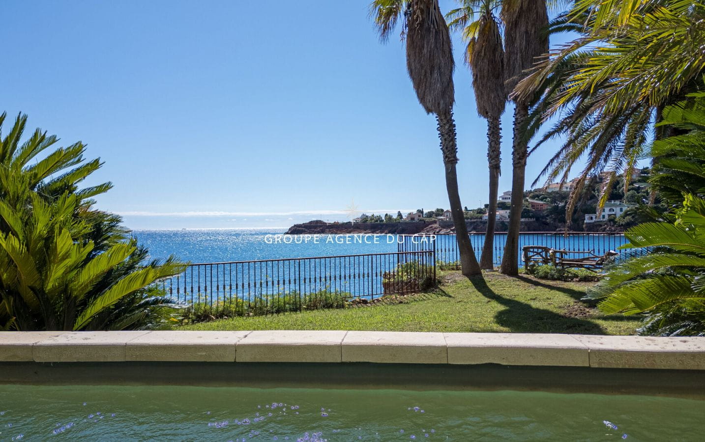 SUPERBE VILLA PIEDS DANS L&rsquo; EAU AVEC ACCES PRIVE A LA PLAGE Image 13