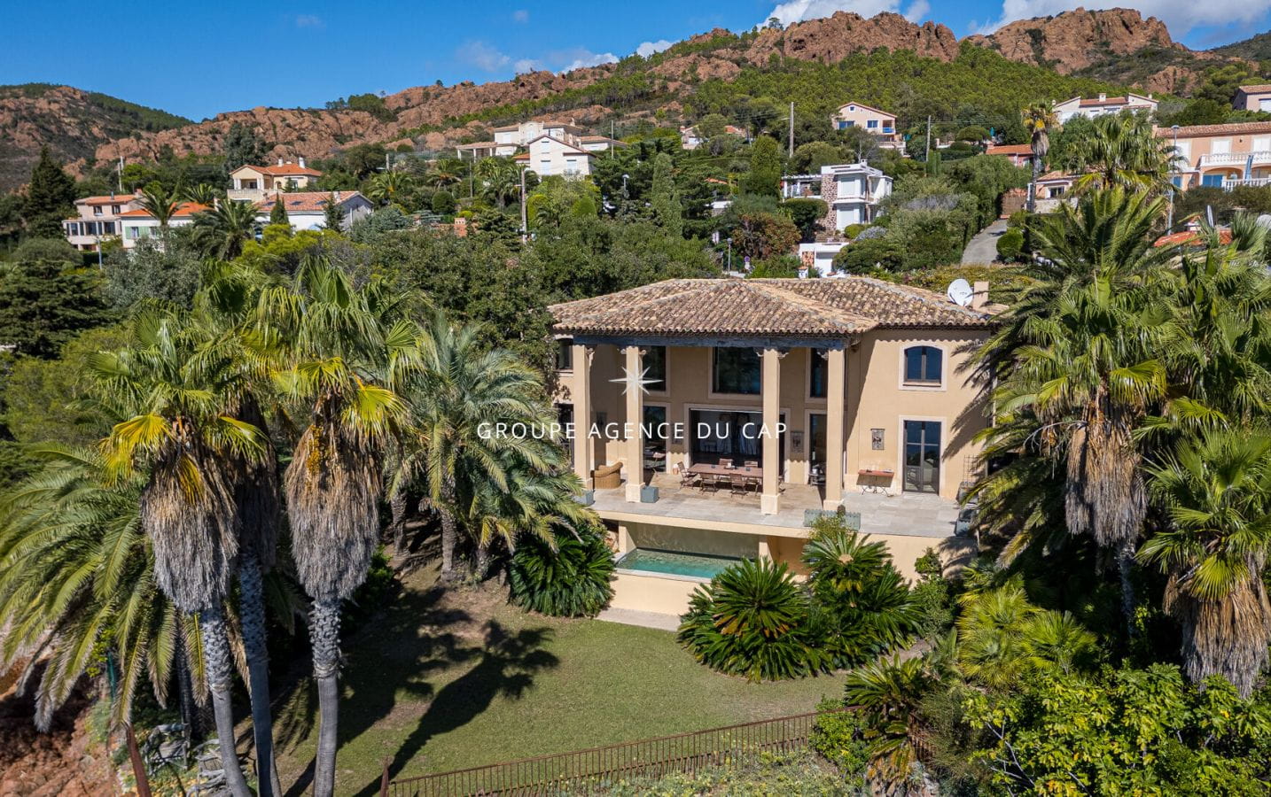 SUPERBE VILLA PIEDS DANS L&rsquo; EAU AVEC ACCES PRIVE A LA PLAGE Image 14