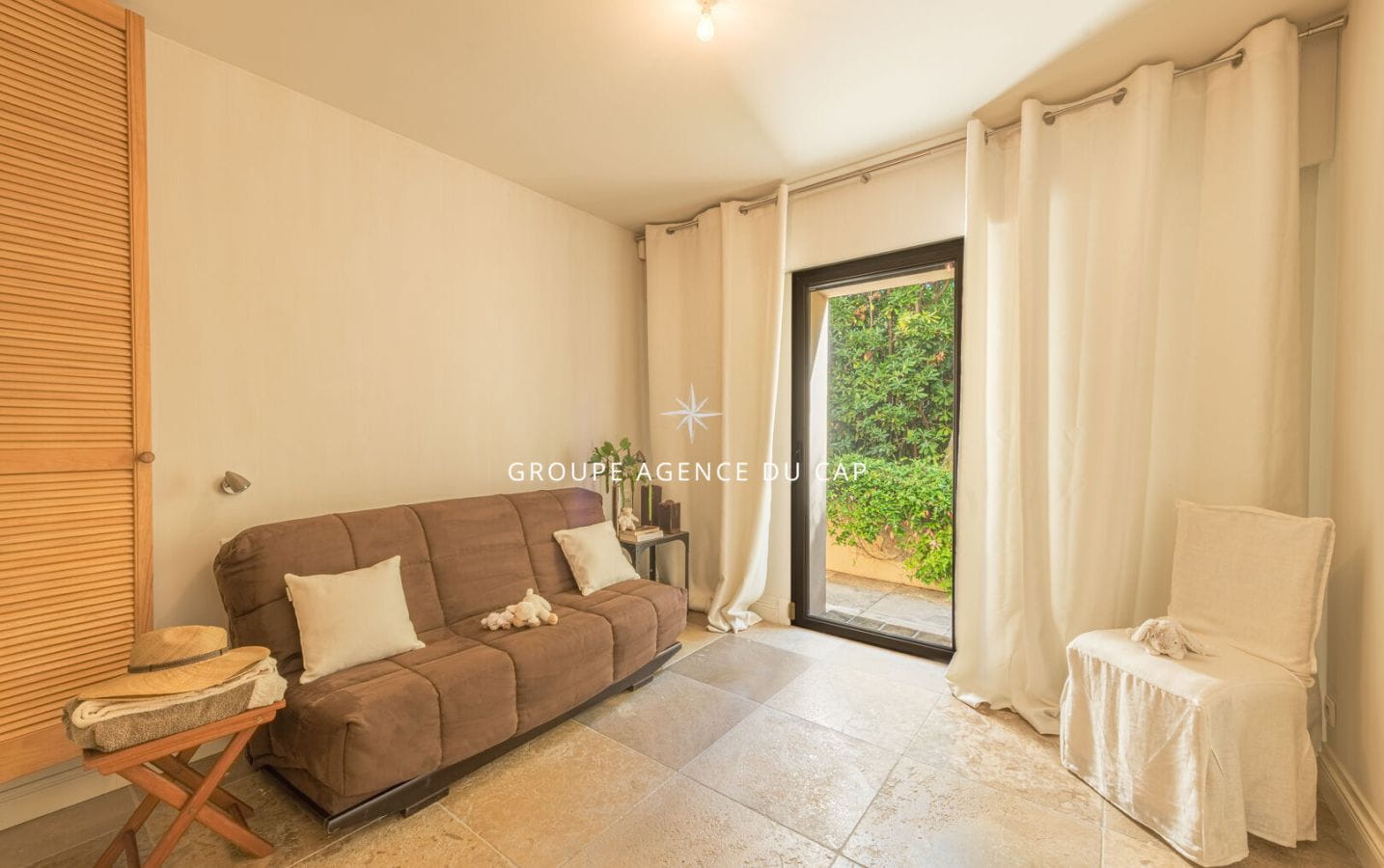 SUPERBE VILLA PIEDS DANS L&rsquo; EAU AVEC ACCES PRIVE A LA PLAGE Image 16