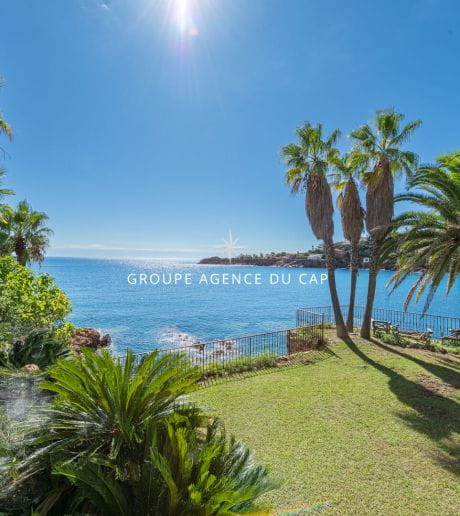 SUPERBE VILLA PIEDS DANS L&rsquo; EAU AVEC ACCES PRIVE A LA PLAGE