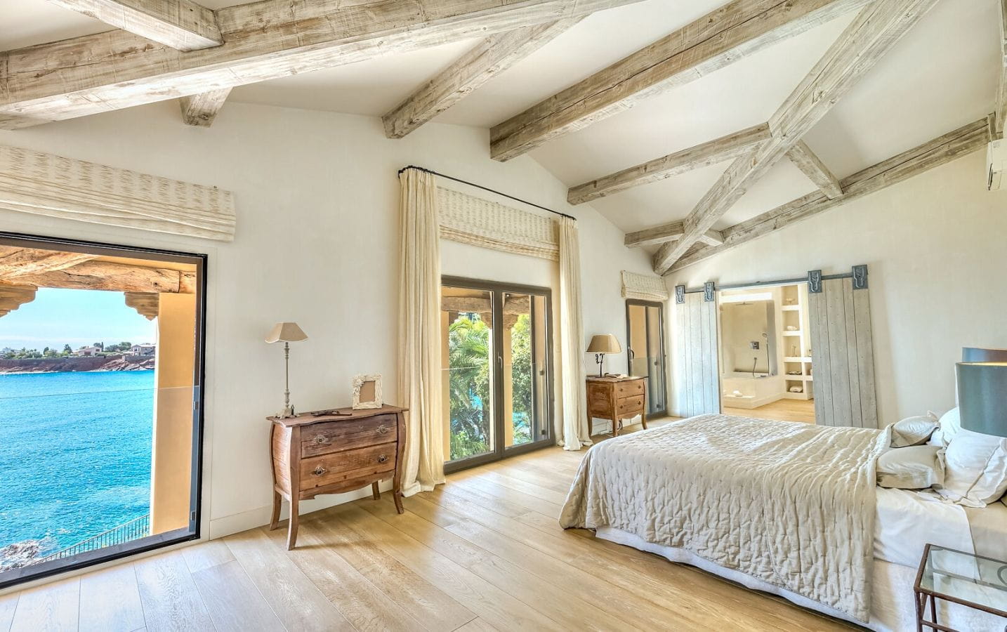 SUPERBE VILLA PIEDS DANS L&rsquo; EAU AVEC ACCES PRIVE A LA PLAGE Image 6