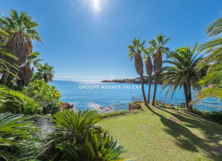 SUPERBE VILLA PIEDS DANS L&rsquo; EAU AVEC ACCES PRIVE A LA PLAGE
