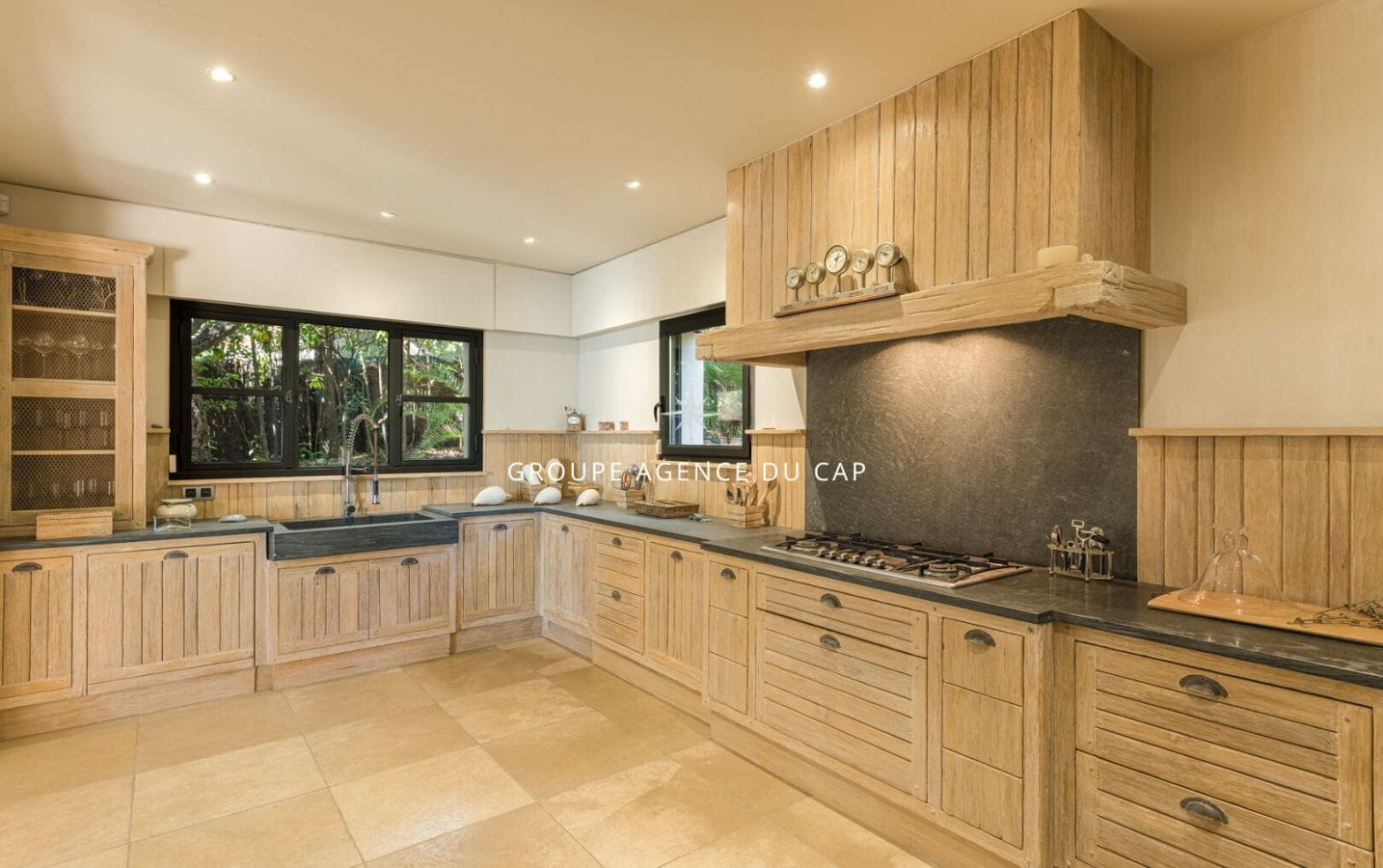 SUPERBE VILLA PIEDS DANS L&rsquo; EAU AVEC ACCES PRIVE A LA PLAGE Image 8