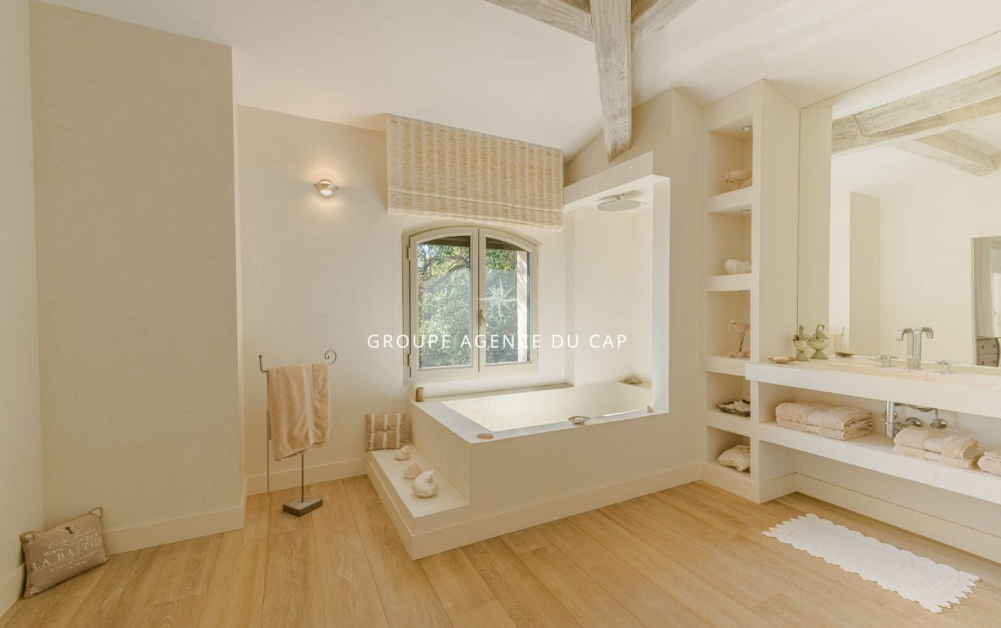 SUPERBE VILLA PIEDS DANS L&rsquo; EAU AVEC ACCES PRIVE A LA PLAGE Image 9