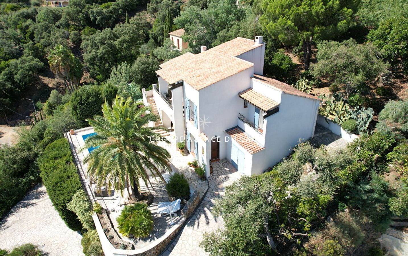 A VENDRE VILLA PROVENCALE VUE MER 7 PIECES PISCINE PLACE DE PARKING, AUX ISSAMBRES Image 17