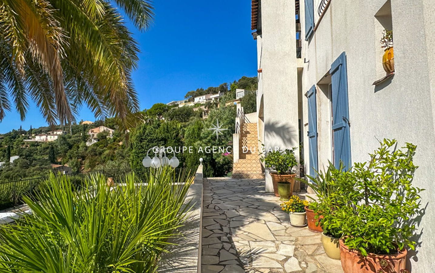 A VENDRE VILLA PROVENCALE VUE MER 7 PIECES PISCINE PLACE DE PARKING, AUX ISSAMBRES Image 3