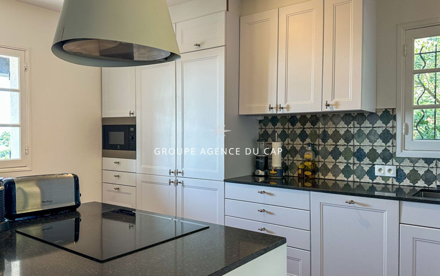 A VENDRE VILLA PROVENCALE VUE MER 7 PIECES PISCINE PLACE DE PARKING, AUX ISSAMBRES Image 5