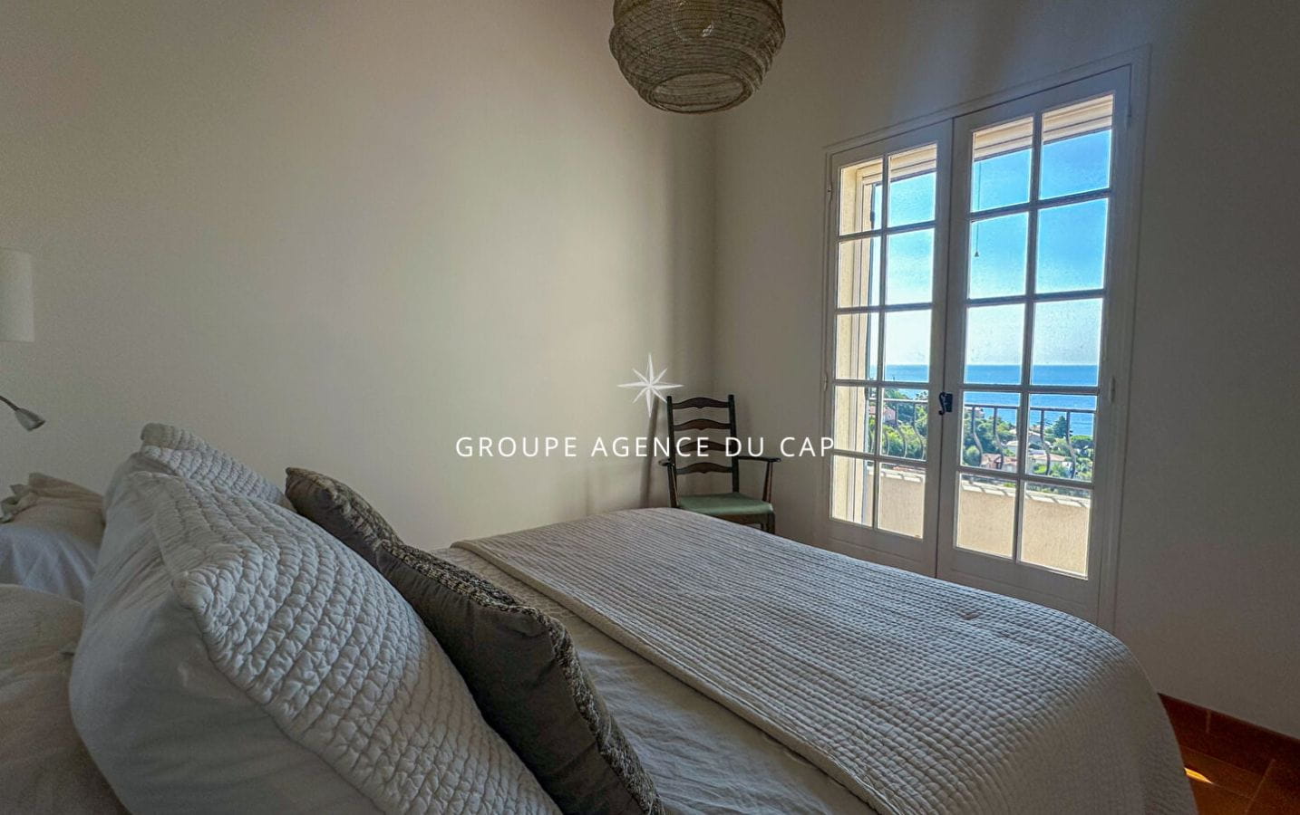 A VENDRE VILLA PROVENCALE VUE MER 7 PIECES PISCINE PLACE DE PARKING, AUX ISSAMBRES Image 8