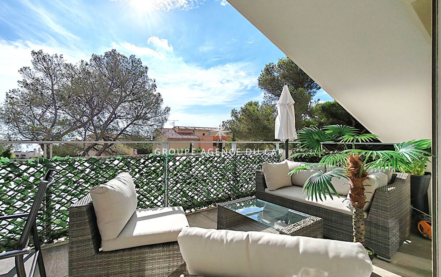 A VENDRE APPARTEMENT EN DERNIER ETAGE 3 PIECES 2 CHAMBRES TERRASSE VUE MER, DANS UNE RESIDENCE AVEC PISCINE PROCHE MER ET COMMERCES -PARKING ET GARAGE – SAINT AYGULF Image 12