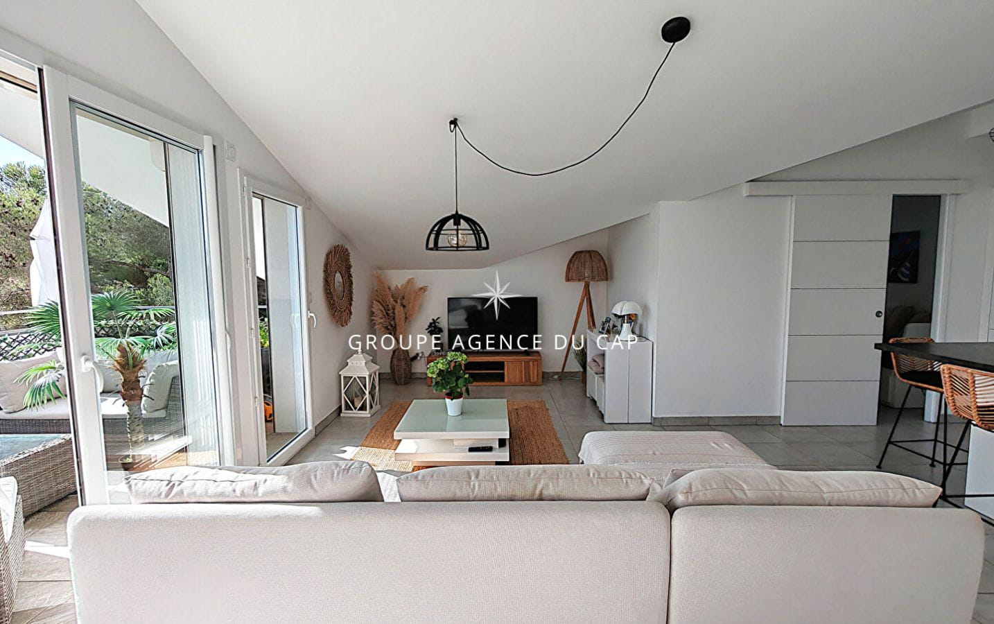 A VENDRE APPARTEMENT EN DERNIER ETAGE 3 PIECES 2 CHAMBRES TERRASSE VUE MER, DANS UNE RESIDENCE AVEC PISCINE PROCHE MER ET COMMERCES -PARKING ET GARAGE – SAINT AYGULF Image 4