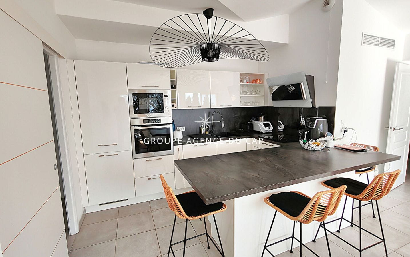 A VENDRE APPARTEMENT EN DERNIER ETAGE 3 PIECES 2 CHAMBRES TERRASSE VUE MER, DANS UNE RESIDENCE AVEC PISCINE PROCHE MER ET COMMERCES -PARKING ET GARAGE – SAINT AYGULF Image 5