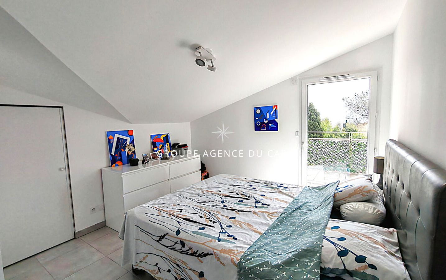 A VENDRE APPARTEMENT EN DERNIER ETAGE 3 PIECES 2 CHAMBRES TERRASSE VUE MER, DANS UNE RESIDENCE AVEC PISCINE PROCHE MER ET COMMERCES -PARKING ET GARAGE – SAINT AYGULF Image 8