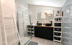 FOR SALE TOP FLOOR APARTMENT 3 ROOMS 2 BEDROOMS TERRACE SEA VIEW, IN A RESIDENCE WITH POOL NEAR THE SEA AND SHOPS – PARKING AND GARAGE – SAINT AYGULF Min 10